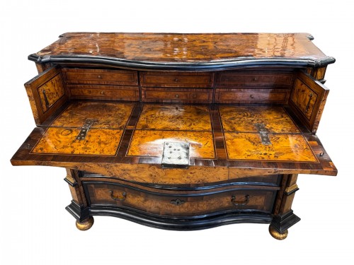 Commode formant secrétaire en bois de placage, loupe, et ébène, Italie XVIIIe siècle - 