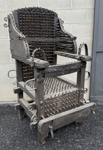 XXe siècle - Chaise de torture en bois