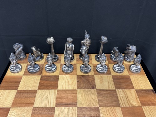 XXe siècle - Échiquier en bois et jeu d'échecs en argent 925