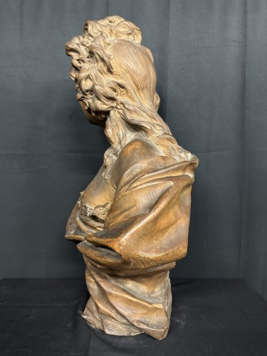 Grand buste de une jeune femme en terre cuite du XIXe siècle - Blue Antique - Enzo Gironi 