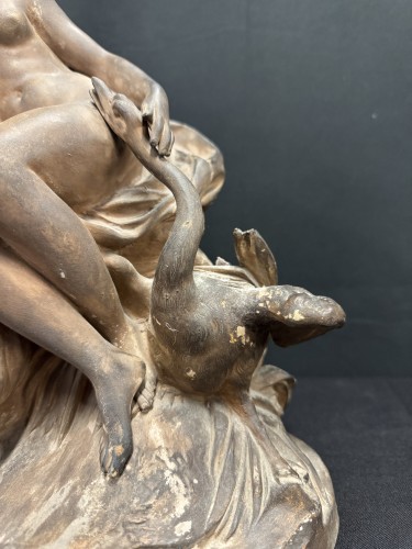 Léda et le cygne, groupe en terre cuite signé Falconnet XIXe siècle - Blue Antique - Enzo Gironi 