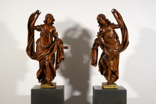 Paire de sculptures baroques en bois de noyer, Italie fin du XVIIe siècle - Brozzetti Antichità