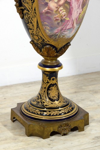 Antiquités - End of 19th century, Monumental Polychrome Porcelain Vase 