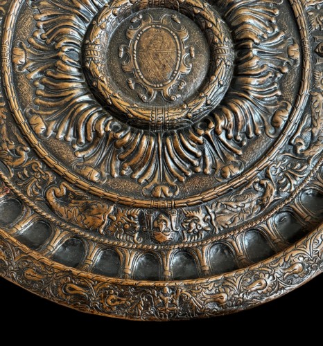 Antiquités - 16th century Venetian embossed copper dish