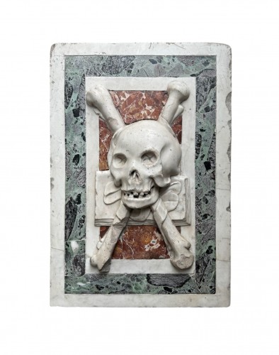 Relief Memento Mori en marbre sculpté, fin du XVIIe siècle