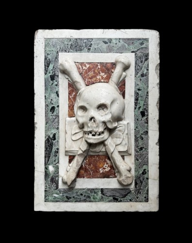 Relief Memento Mori en marbre sculpté, fin du XVIIe siècle - Objets de Curiosité Style 