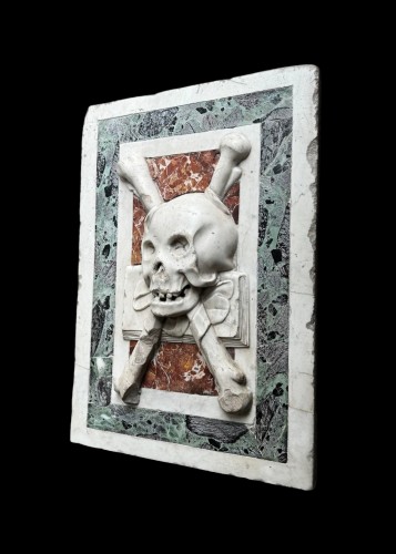 Objets de Curiosité  - Relief Memento Mori en marbre sculpté, fin du XVIIe siècle