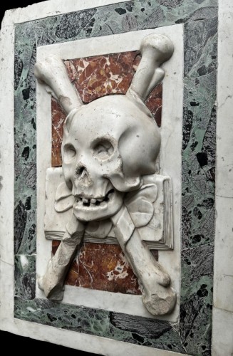 Relief Memento Mori en marbre sculpté, fin du XVIIe siècle - Steven Bouchaert