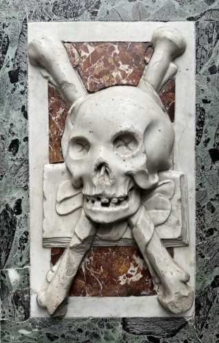 Relief Memento Mori en marbre sculpté, fin du XVIIe siècle - 