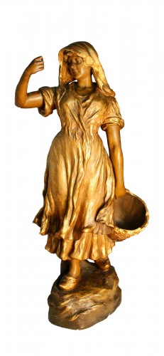 Friedrich Goldscheider, Jeune femme au panier en terre cuite dorée