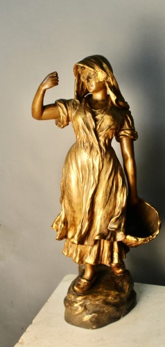 Friedrich Goldscheider, Jeune femme au panier en terre cuite dorée - Céramiques, Porcelaines Style 