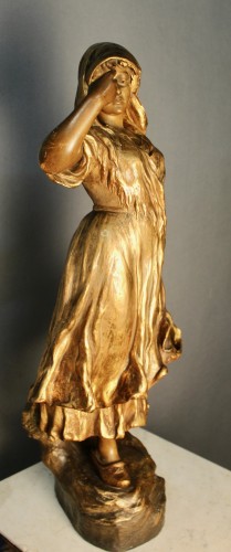 Céramiques, Porcelaines  - Friedrich Goldscheider, Jeune femme au panier en terre cuite dorée