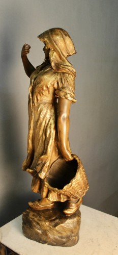 Friedrich Goldscheider, Jeune femme au panier en terre cuite dorée - Jean-Yves Buhard