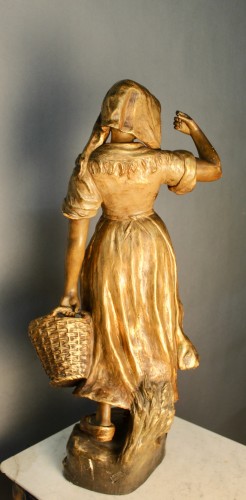 XXe siècle - Friedrich Goldscheider, Jeune femme au panier en terre cuite dorée