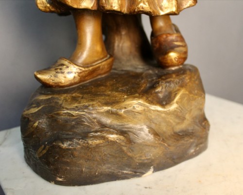Antiquités - Friedrich Goldscheider, Jeune femme au panier en terre cuite dorée