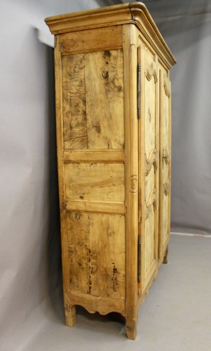 Mobilier Armoire - Armoire bressane en merisier et loupe de frêne, milieu XIXe siècle