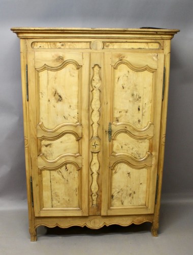 XIXe siècle - Armoire bressane en merisier et loupe de frêne, milieu XIXe siècle