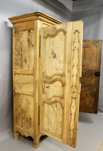 Louis-Philippe - Armoire bressane en merisier et loupe de frêne, milieu XIXe siècle