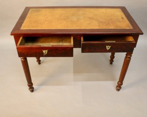 Bureau plat en acajou et dessus cuir d'époque Restauration - Jean-Yves Buhard