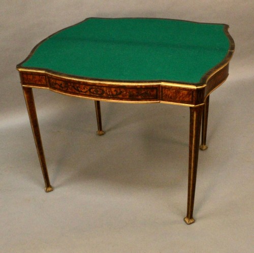  - Table à jeux et console demi lune en marqueterie, Royaume-uni XIXe siècle