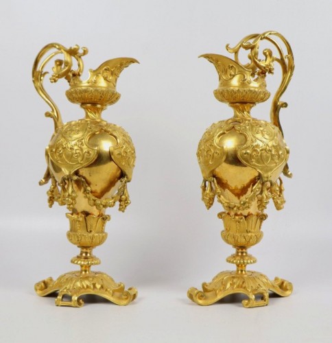 Napoléon III - Paire de grandes aiguières en bronze doré fin 19e