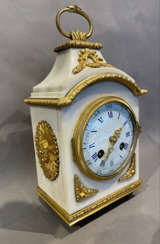 Pendule de carrosse ou d'officier en marbre blanc et bronze doré - Horlogerie Style 