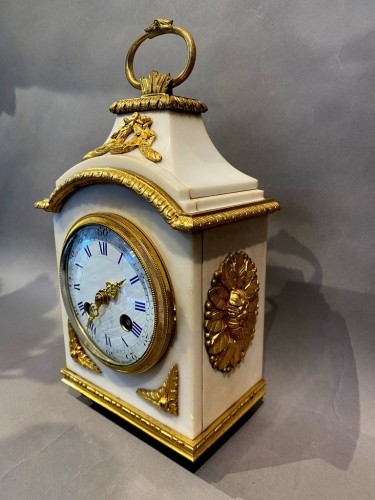 Horlogerie Pendule - Pendule de carrosse ou d'officier en marbre blanc et bronze doré