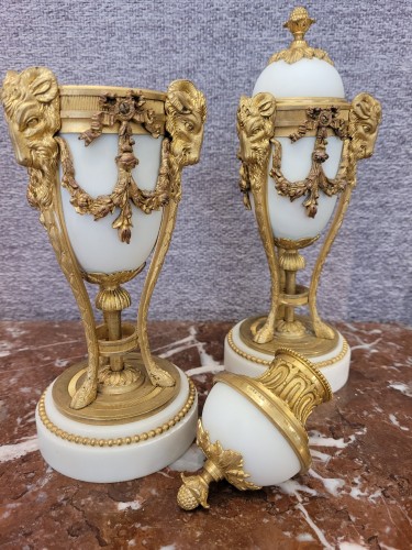 Louis-Philippe - Carrara marble and gilded bronze cassolette candleholders