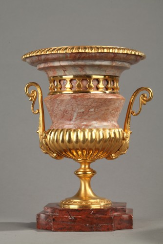 Paire de vases Médicis en marbre rose et bronze - Objet de décoration Style Directoire