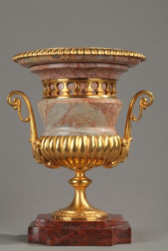 Objet de décoration Cassolettes, coupe et vase - Paire de vases Médicis en marbre rose et bronze