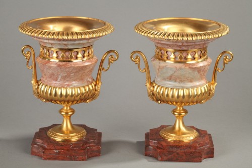 XIXe siècle - Paire de vases Médicis en marbre rose et bronze