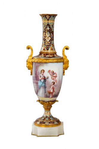 Vase en porcelaine émaillée, bronze doré, émail cloisonné