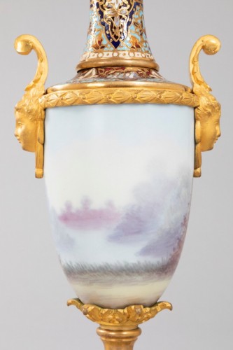 Vase en porcelaine émaillée, bronze doré, émail cloisonné - Directoire