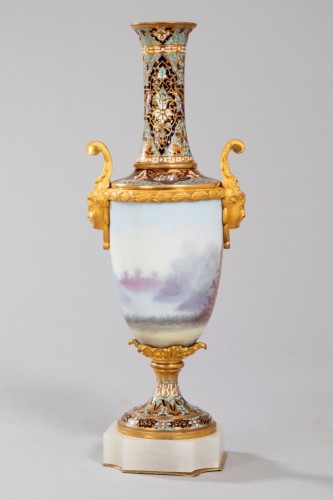 Directoire - Vase en porcelaine émaillée, bronze doré, émail cloisonné