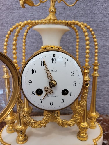 Pendule en bronze doré et marbre blanc de Carrare - Horlogerie Style 