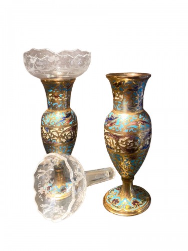 Paire de petits vases cloisonnés en émail et bronze doré, cristal gravé