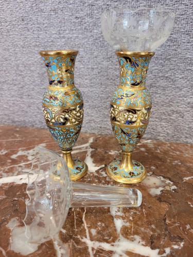Objet de décoration Cassolettes, coupe et vase - Paire de petits vases cloisonnés en émail et bronze doré, cristal gravé
