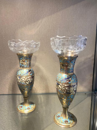Paire de petits vases cloisonnés en émail et bronze doré, cristal gravé - Hirsch Antiquités