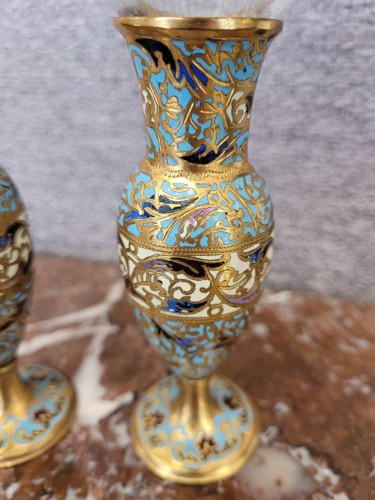 Napoléon III - Paire de petits vases cloisonnés en émail et bronze doré, cristal gravé