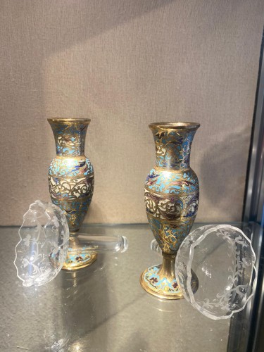 Antiquités - Paire de petits vases cloisonnés en émail et bronze doré, cristal gravé