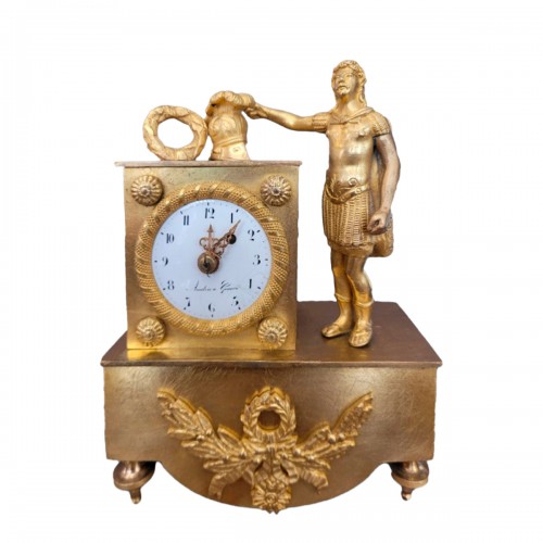 Charmante petite pendule de table en bronze doré, au centurion romain