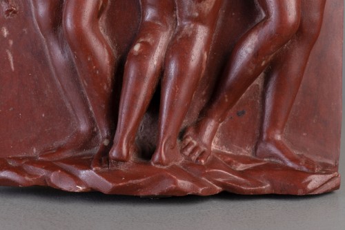 Ls trois grâces - Relief en marbre rosso antico, Rome XVIIIe siècle  - Cavagnis Lacerenza