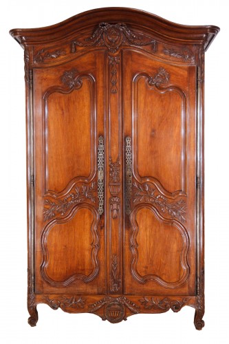 Importante armoire provençale de mariage du XVIIIe siècle en bois de noyer