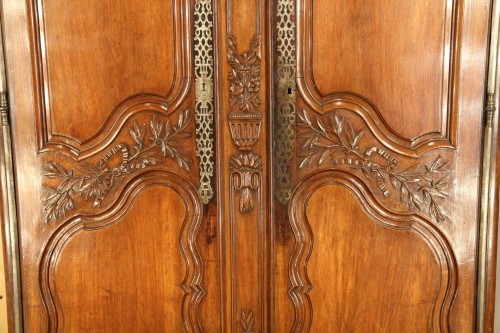 Importante armoire provençale de mariage du XVIIIe siècle en bois de noyer - Mobilier Style Louis XV