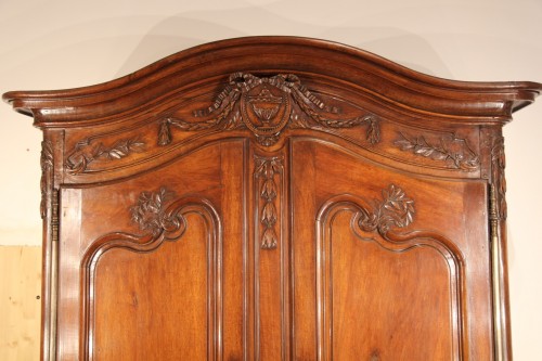 Importante armoire provençale de mariage du XVIIIe siècle en bois de noyer - Chatelan Antiquités