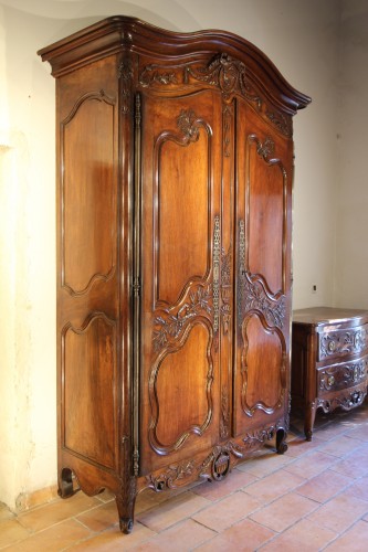 XVIIIe siècle - Importante armoire provençale de mariage du XVIIIe siècle en bois de noyer