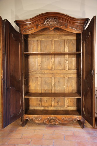 Louis XV - Importante armoire provençale de mariage du XVIIIe siècle en bois de noyer