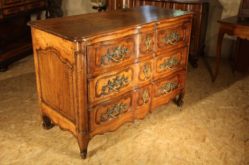 Commode Louis XV de la région d’Aix-Marseille - Mobilier Style Louis XV