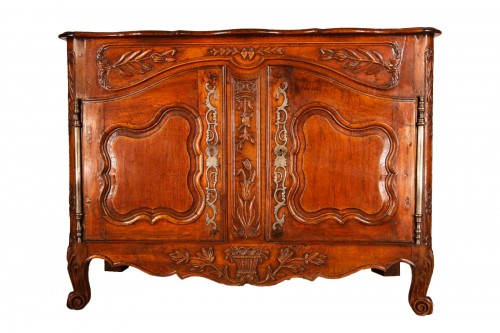 18th C Louis XV wedding sideboard. In walnut wood. Arlesian work.