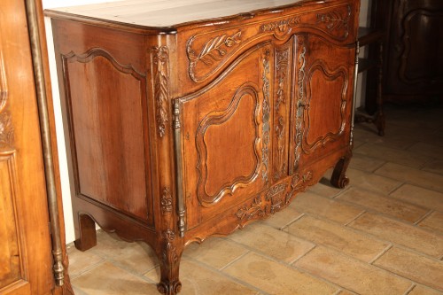 XVIIIe siècle - Buffet de mariage Louis XV en bois de noyer, travail arlésien du XVIIIe siècle